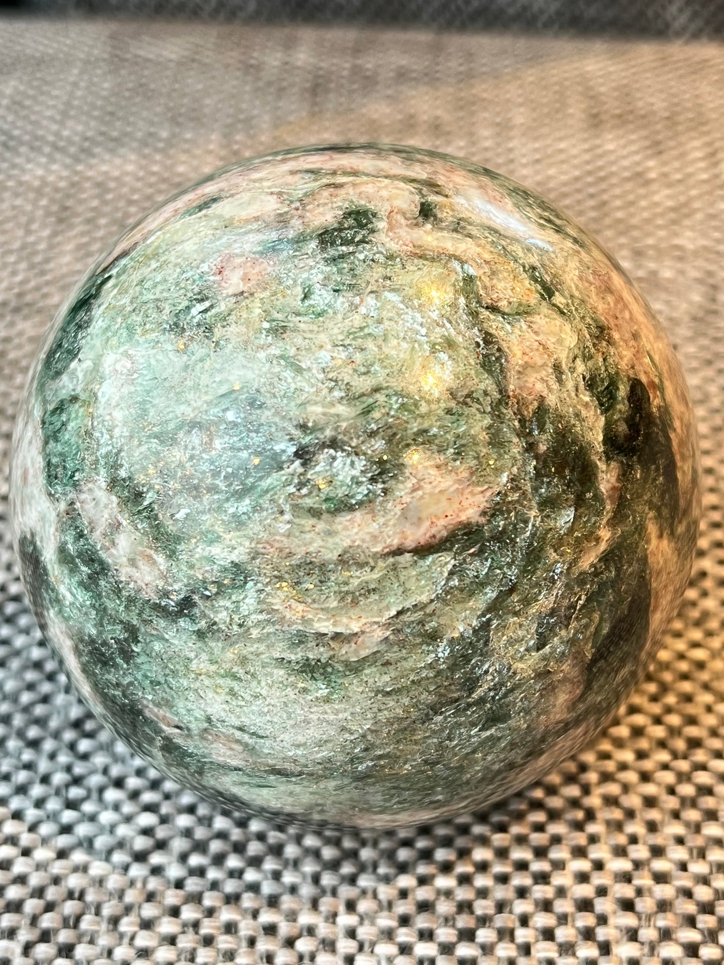 Fuchsitt (Grønn Mica) kule 6.1cm