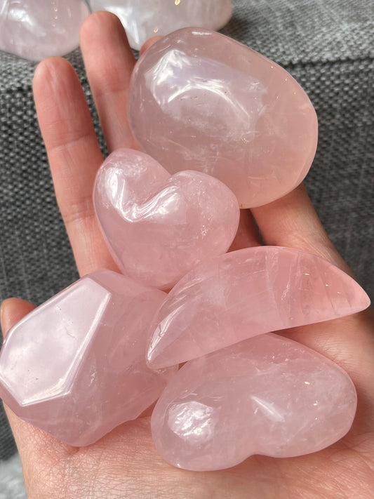 Rosenkvarts hjerte, måne, håndstein, fri form