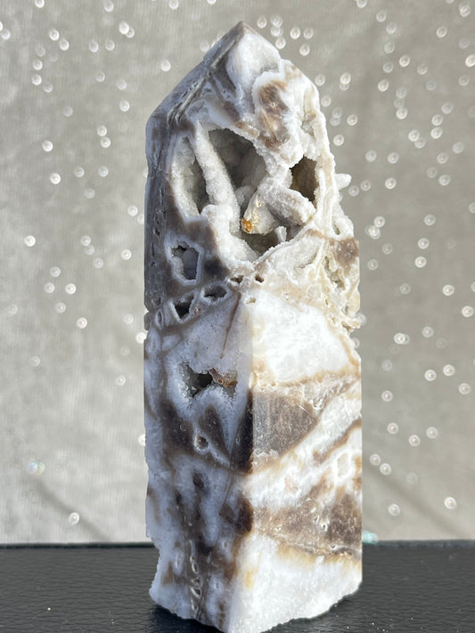 Kalsedon med druzy kvarts tårn J