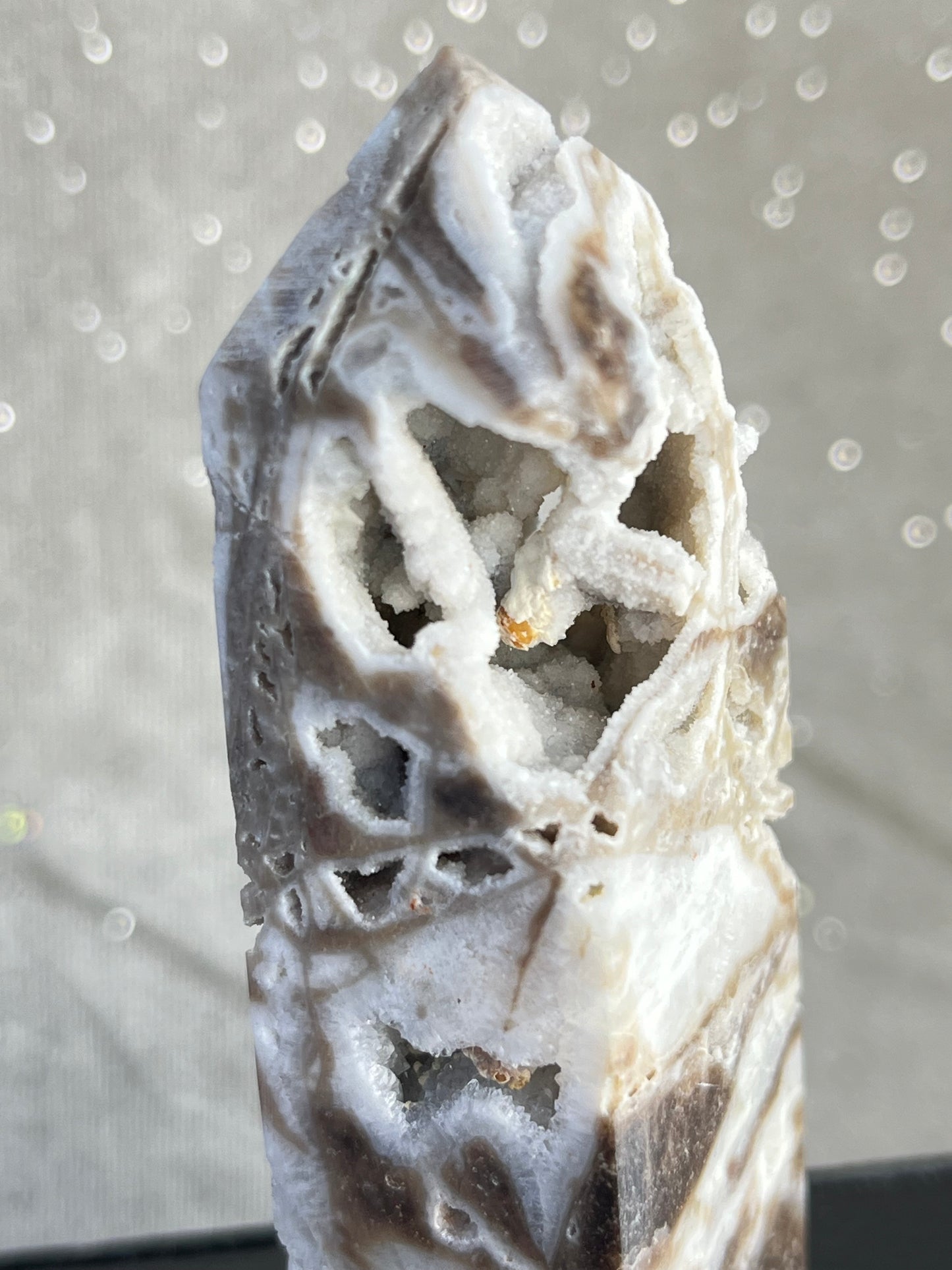 Kalsedon med druzy kvarts tårn J