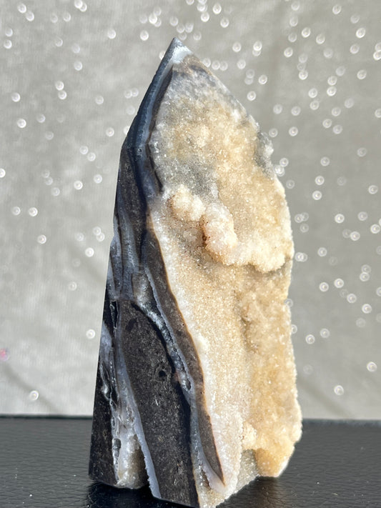 Kalsedon med druzy kvarts tårn K