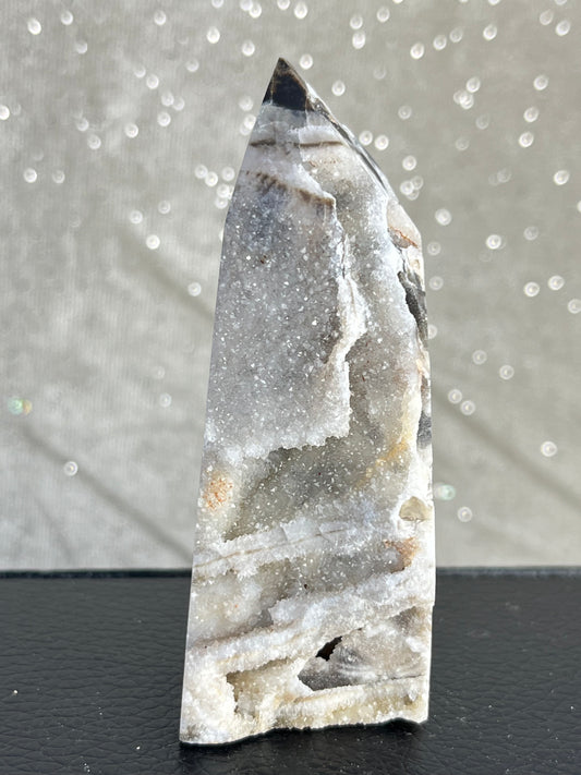 Kalsedon med druzy kvarts tårn M