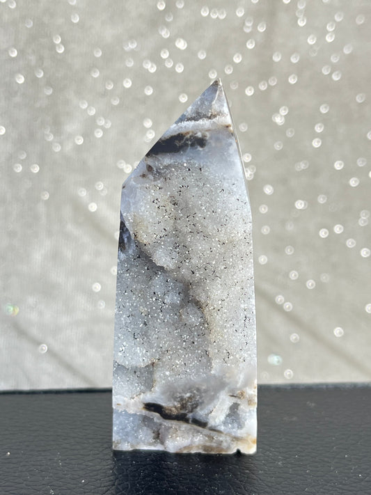 Kalsedon med druzy kvarts tårn M