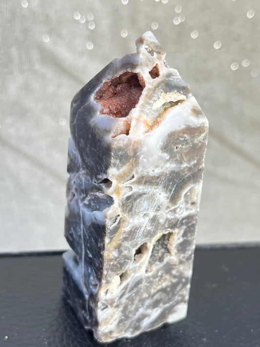 Kalsedon med druzy kvarts tårn P