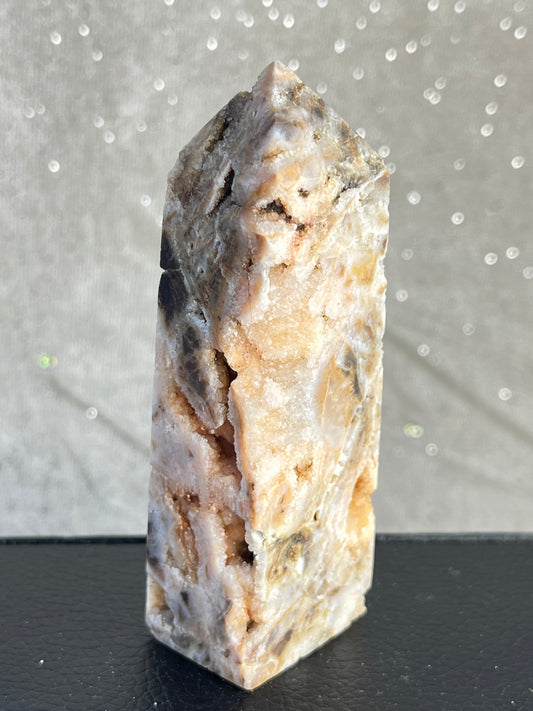 Kalsedon med druzy kvarts tårn Q