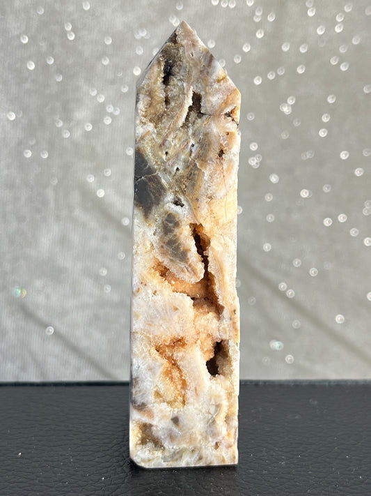 Kalsedon med druzy kvarts tårn Q