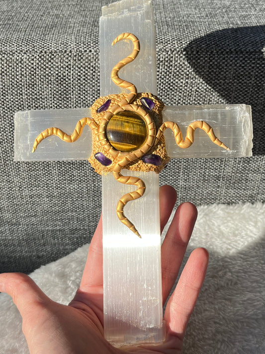 Selenitt Kors (med Tigerøye og Ametyst)