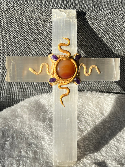 Selenitt Kors (med Karneol og Ametyst)
