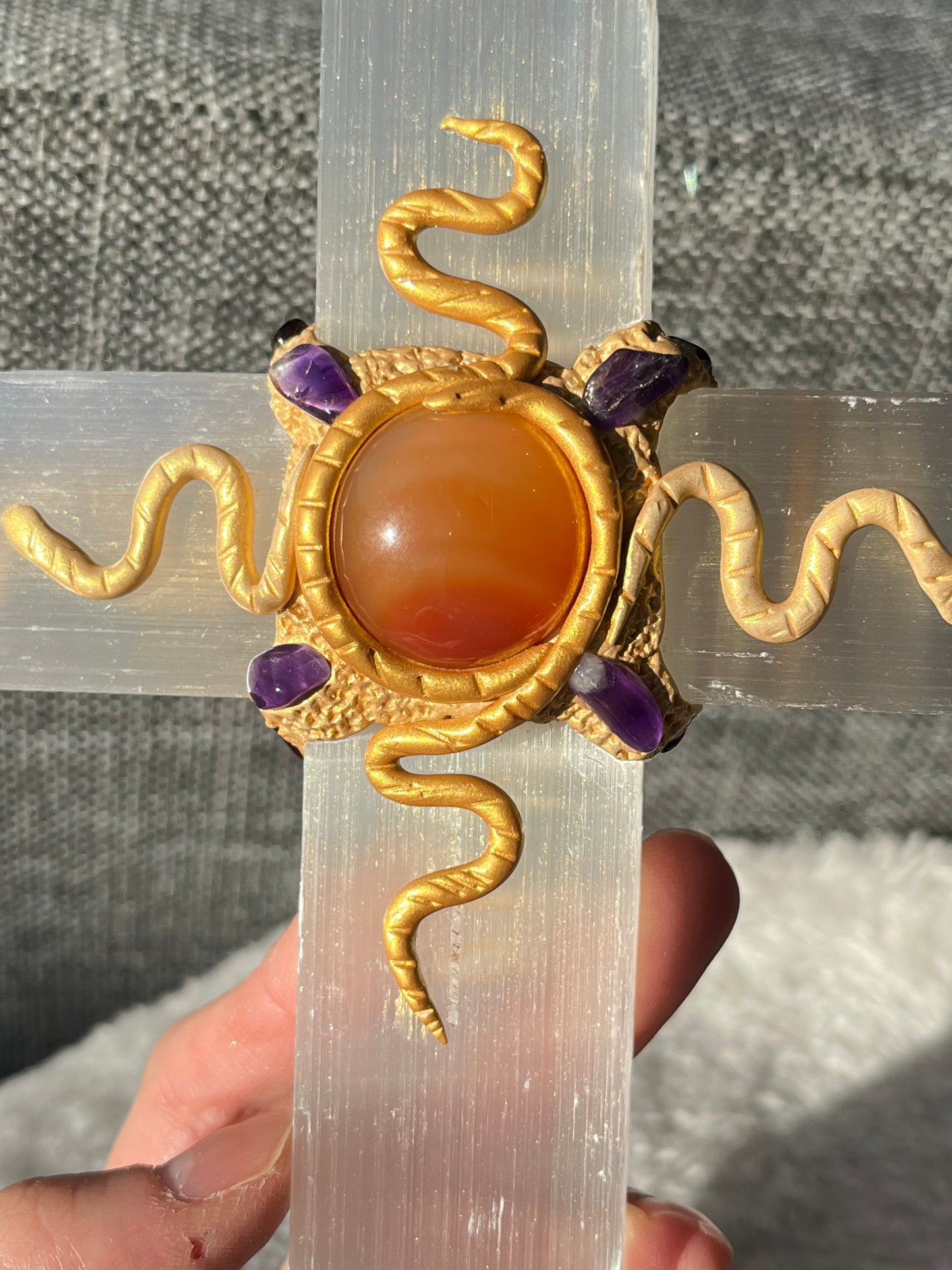 Selenitt Kors (med Karneol og Ametyst)