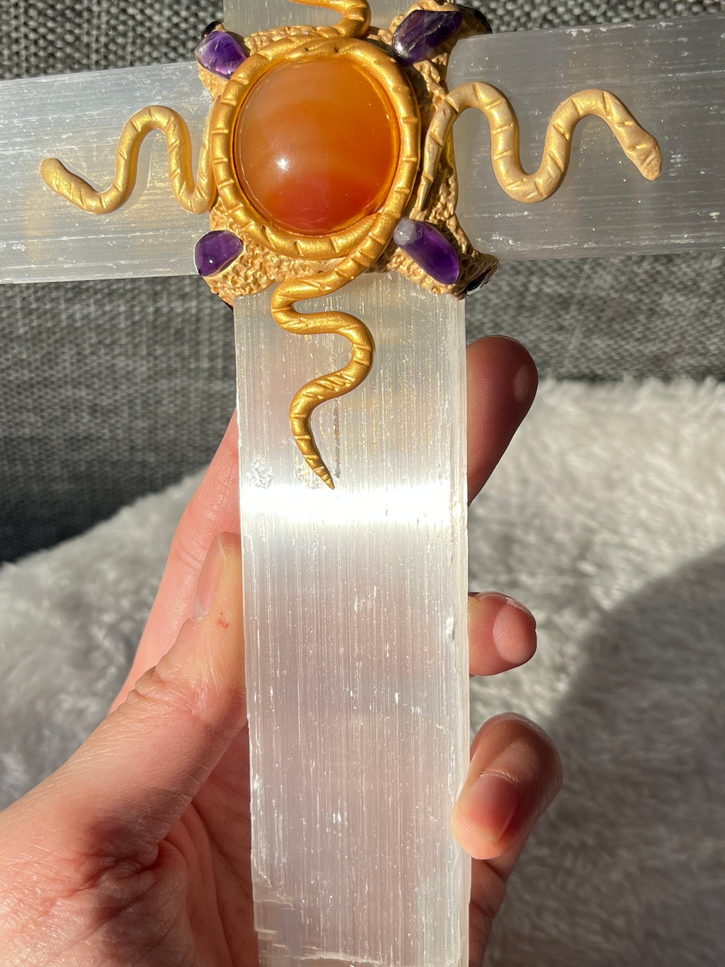 Selenitt Kors (med Karneol og Ametyst)