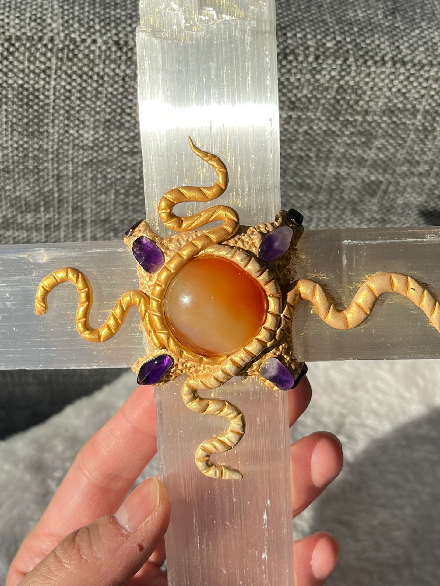 Selenitt Kors (med Karneol og Ametyst)