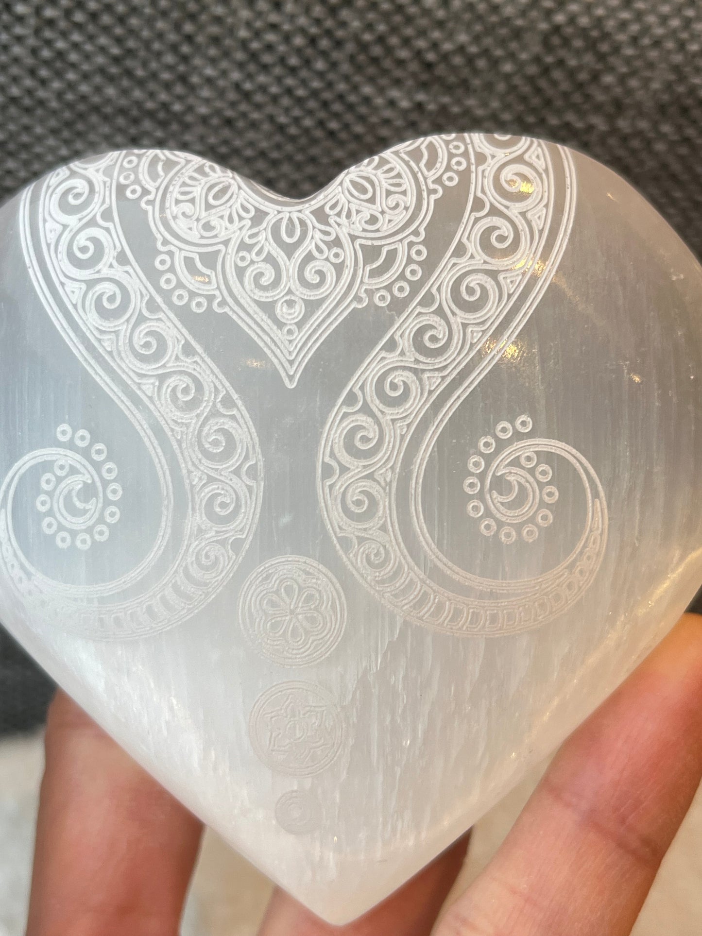 Selenitt Hjerte med gravert mønster B