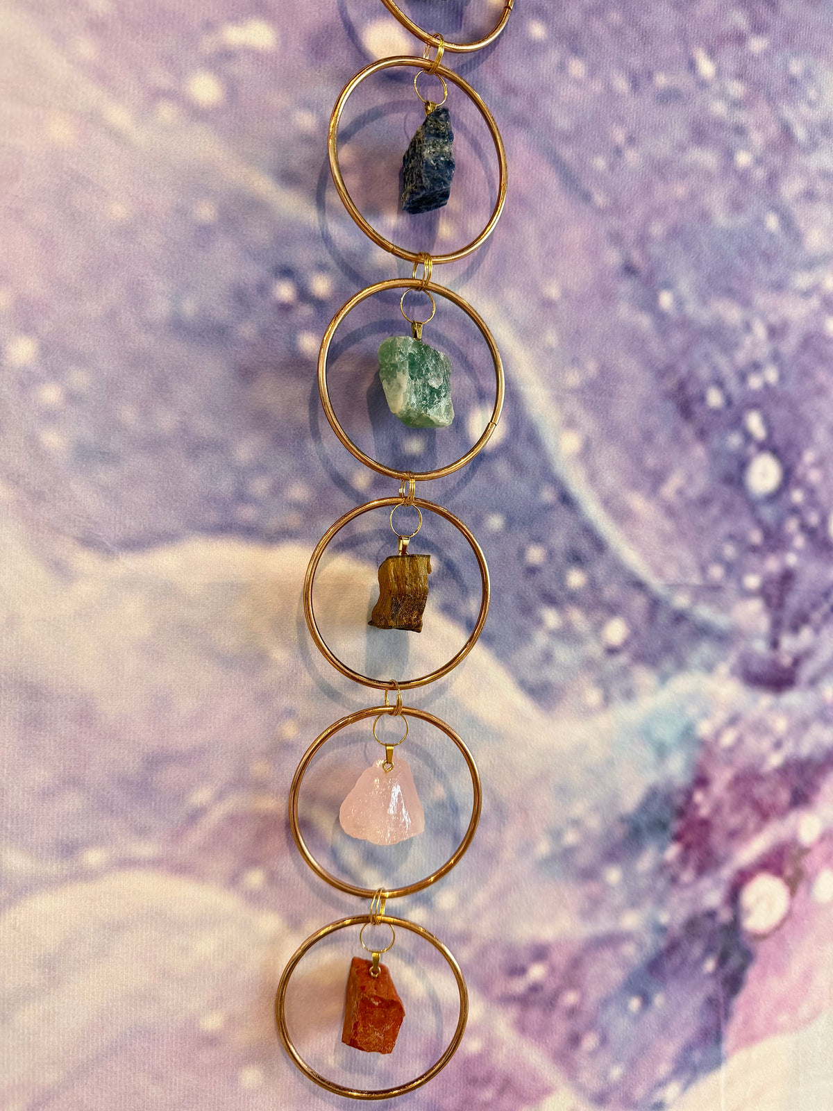 Chakra veggdekor med Råsteiner