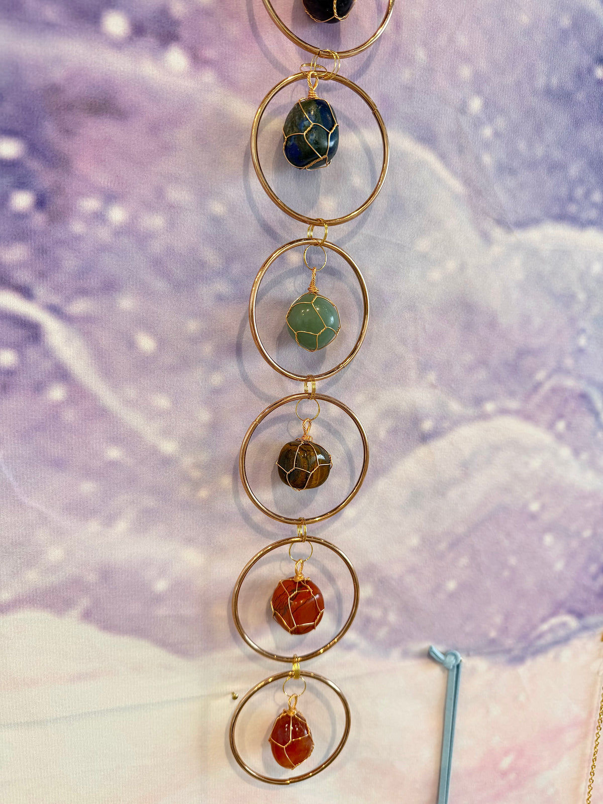 Chakra veggdekor med tromlede steiner