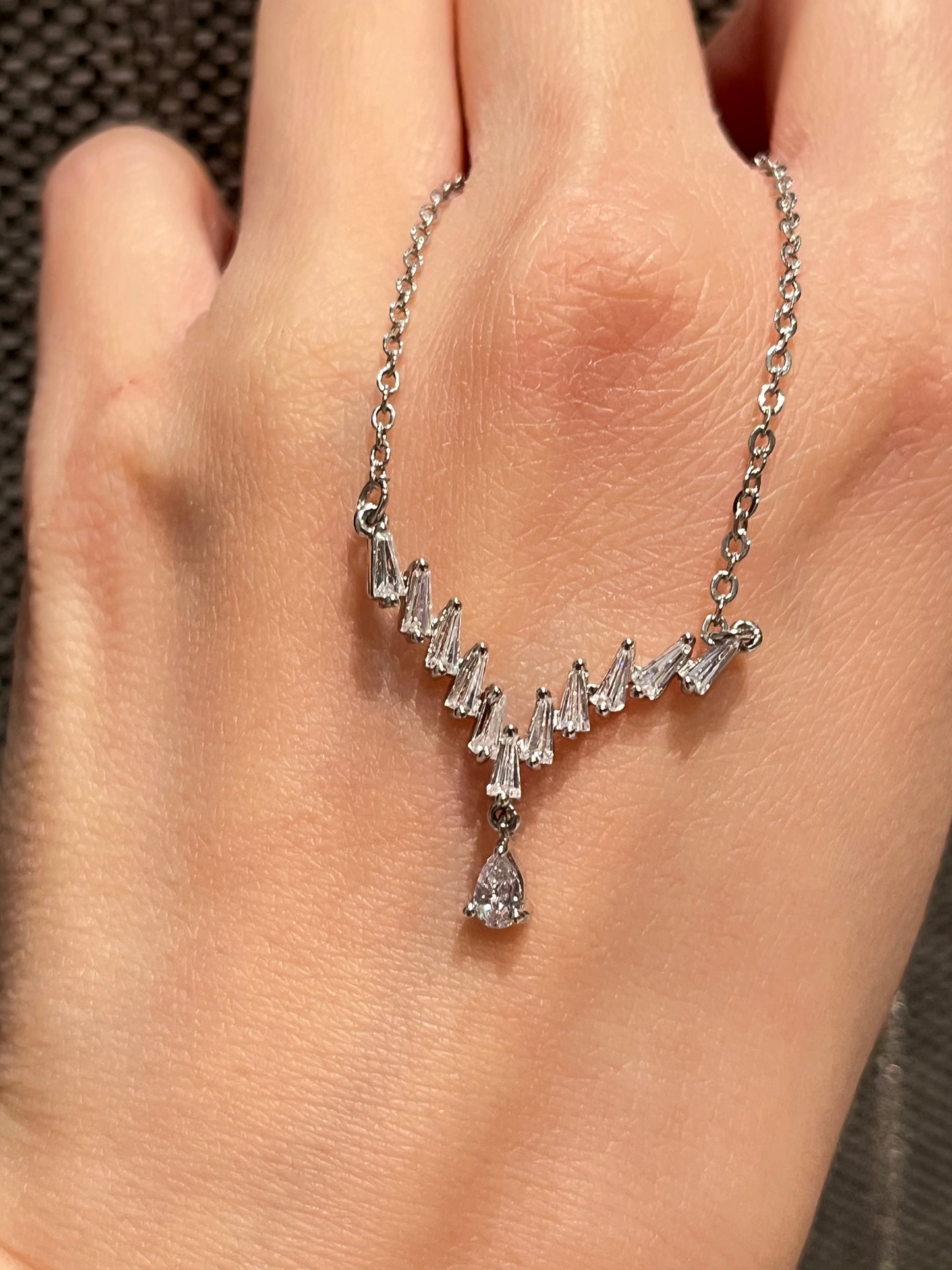 Halskjede med zirkonia