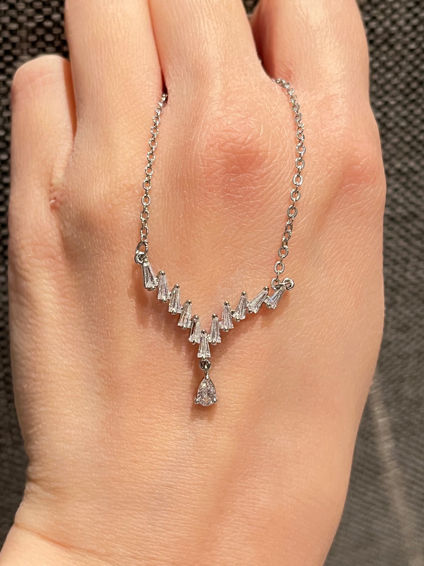 Halskjede med zirkonia