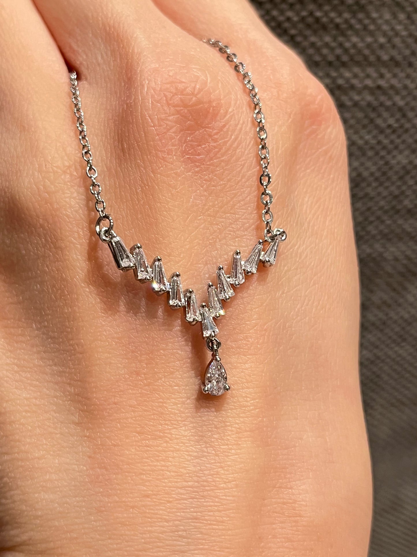 Halskjede med zirkonia