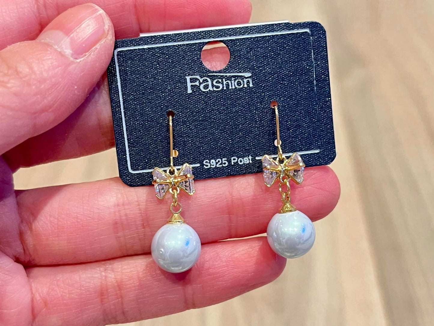 Bow earrings with pearls