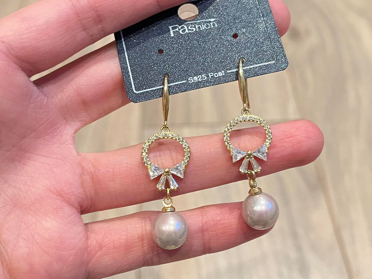Bow earrings with pearls