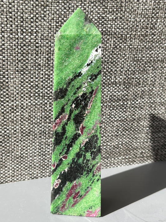 Rubin i Zoisitt tårn I, 13.7cm