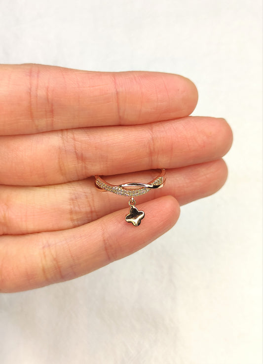 Ring med dobbelt lag og firkløver
- Gull