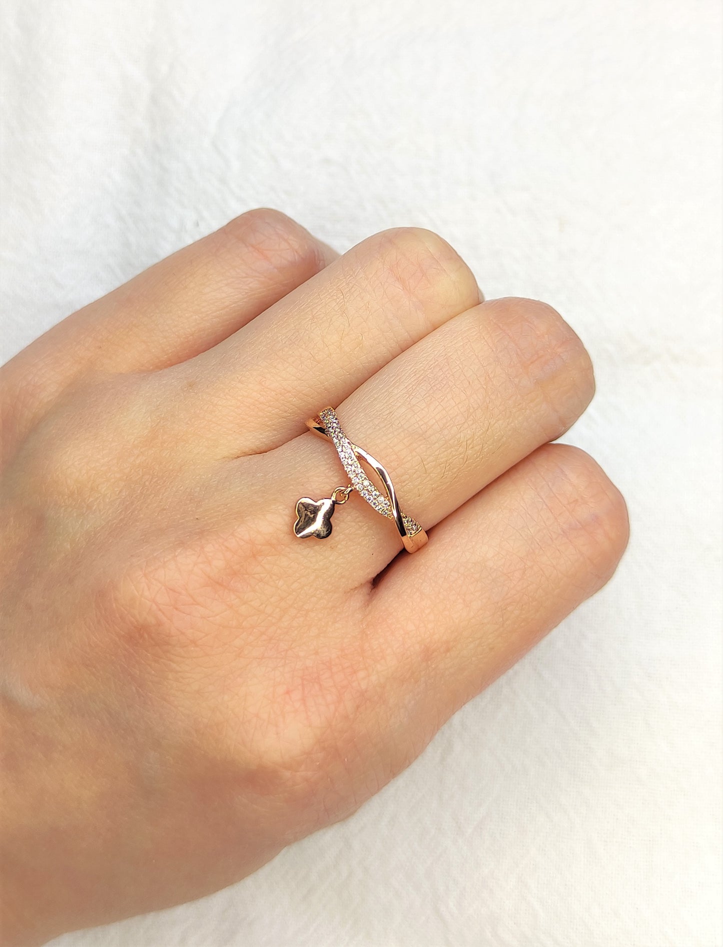 Ring med dobbelt lag og firkløver
- Gull