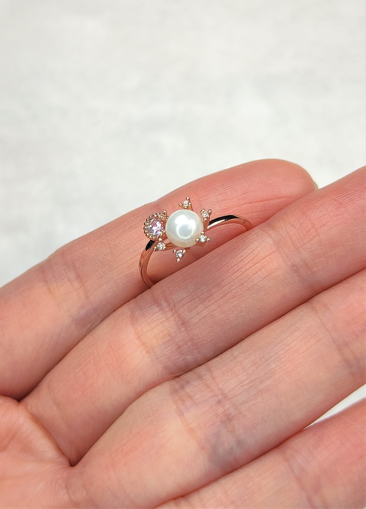 Ring med perle og zirkonia