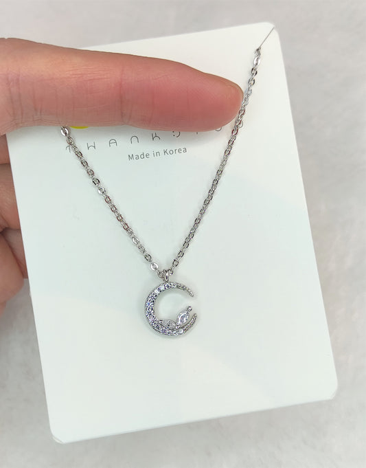 Halskjede med måne og zirkonia