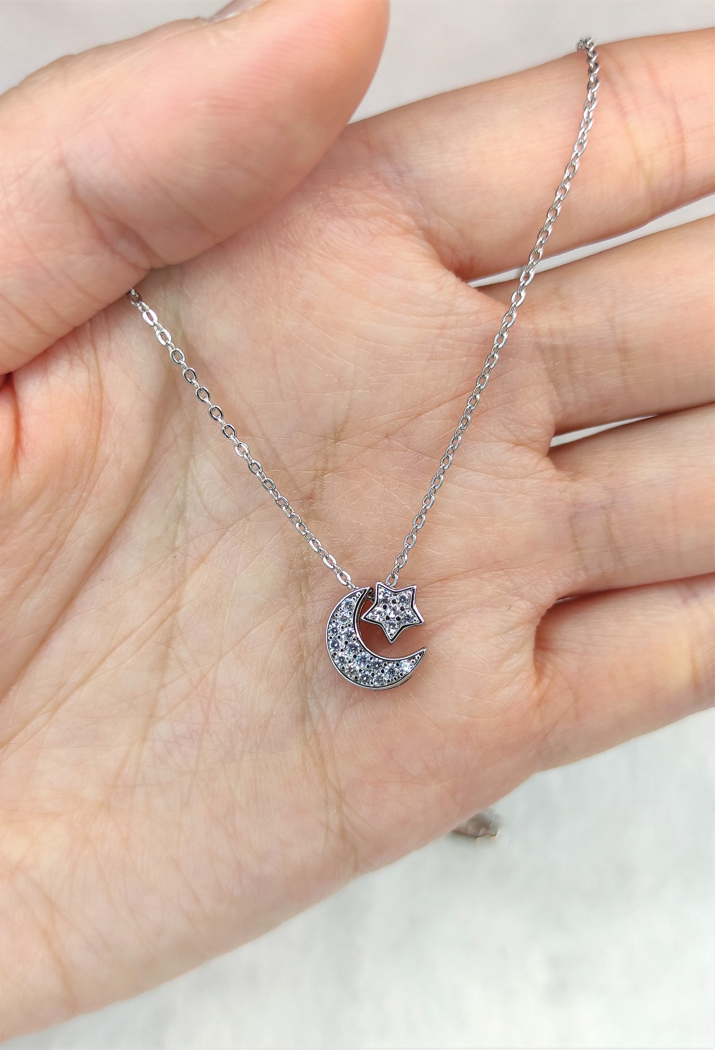 2-i-1 stjerne- og månehalskjede i sølvfarge