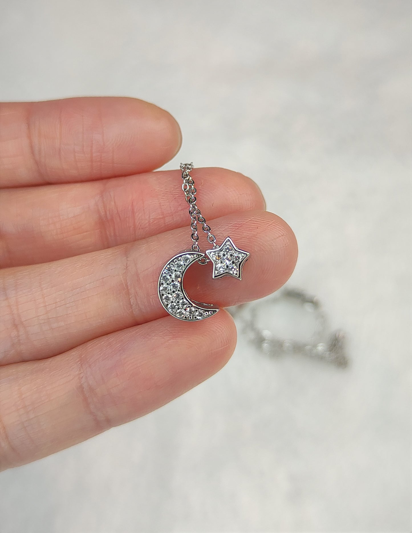 2-i-1 stjerne- og månehalskjede i sølvfarge