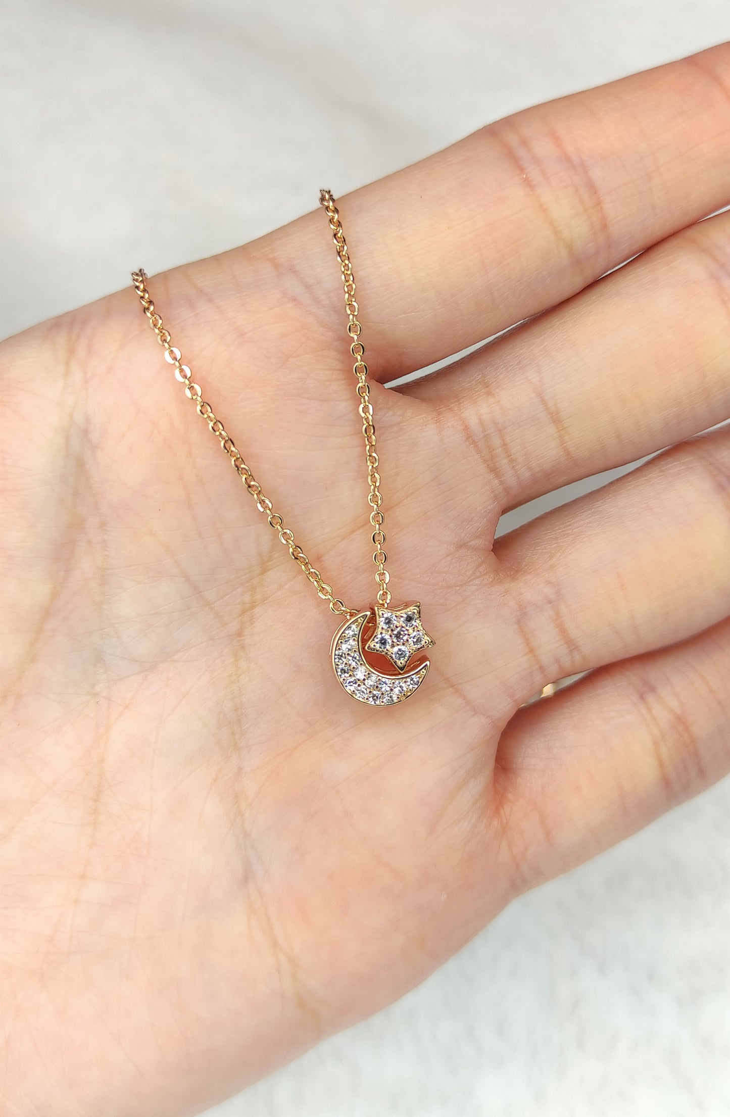 2-i-1 stjerne- og månehalskjede i gullfarge