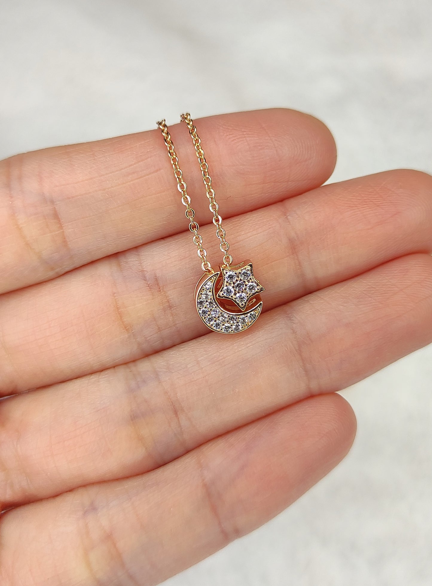 2-i-1 stjerne- og månehalskjede i gullfarge