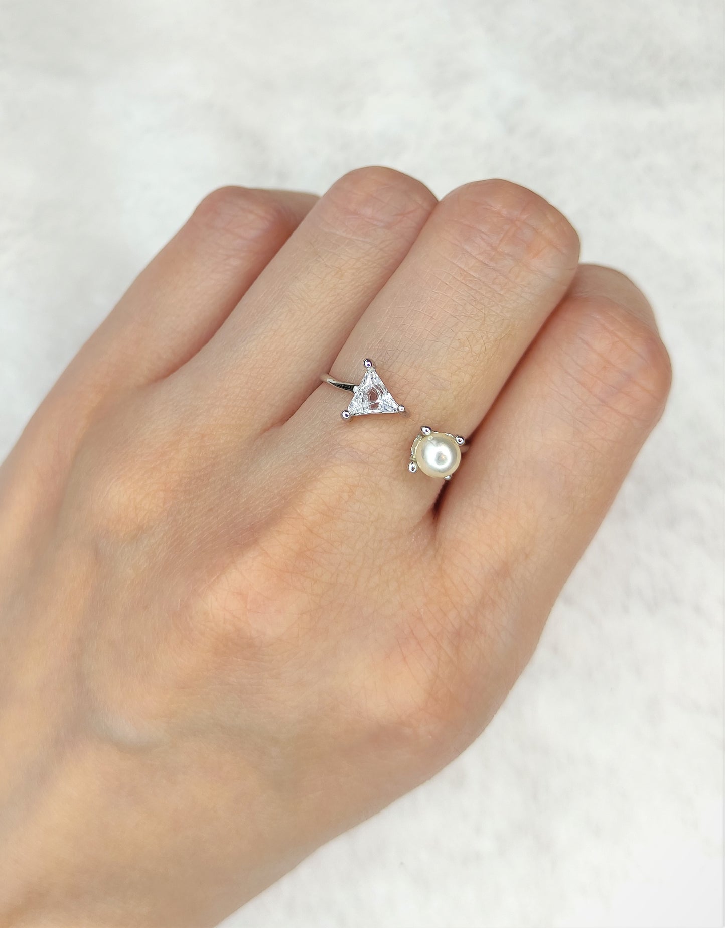 Ring med perle og trekantzirkon