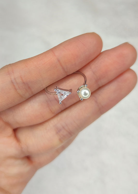 Ring med perle og trekantzirkon