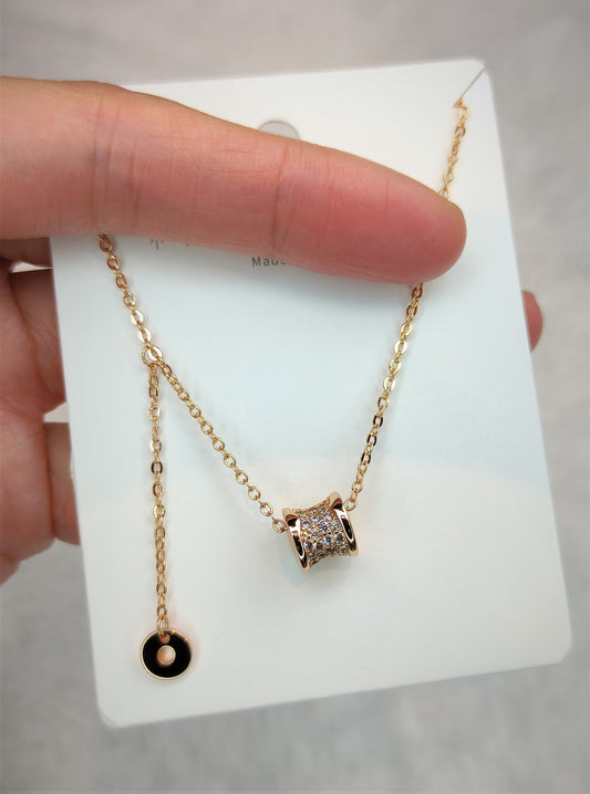 Lange halskjede med zirkonia i gullfarge