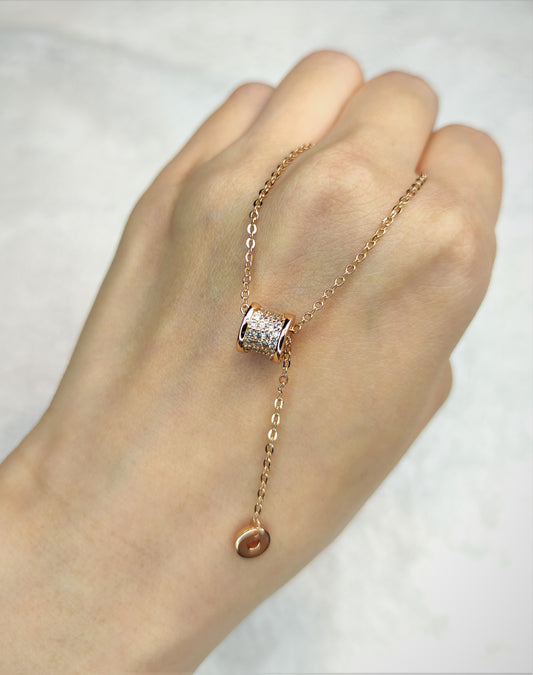 Lange halskjede med zirkonia i gullfarge