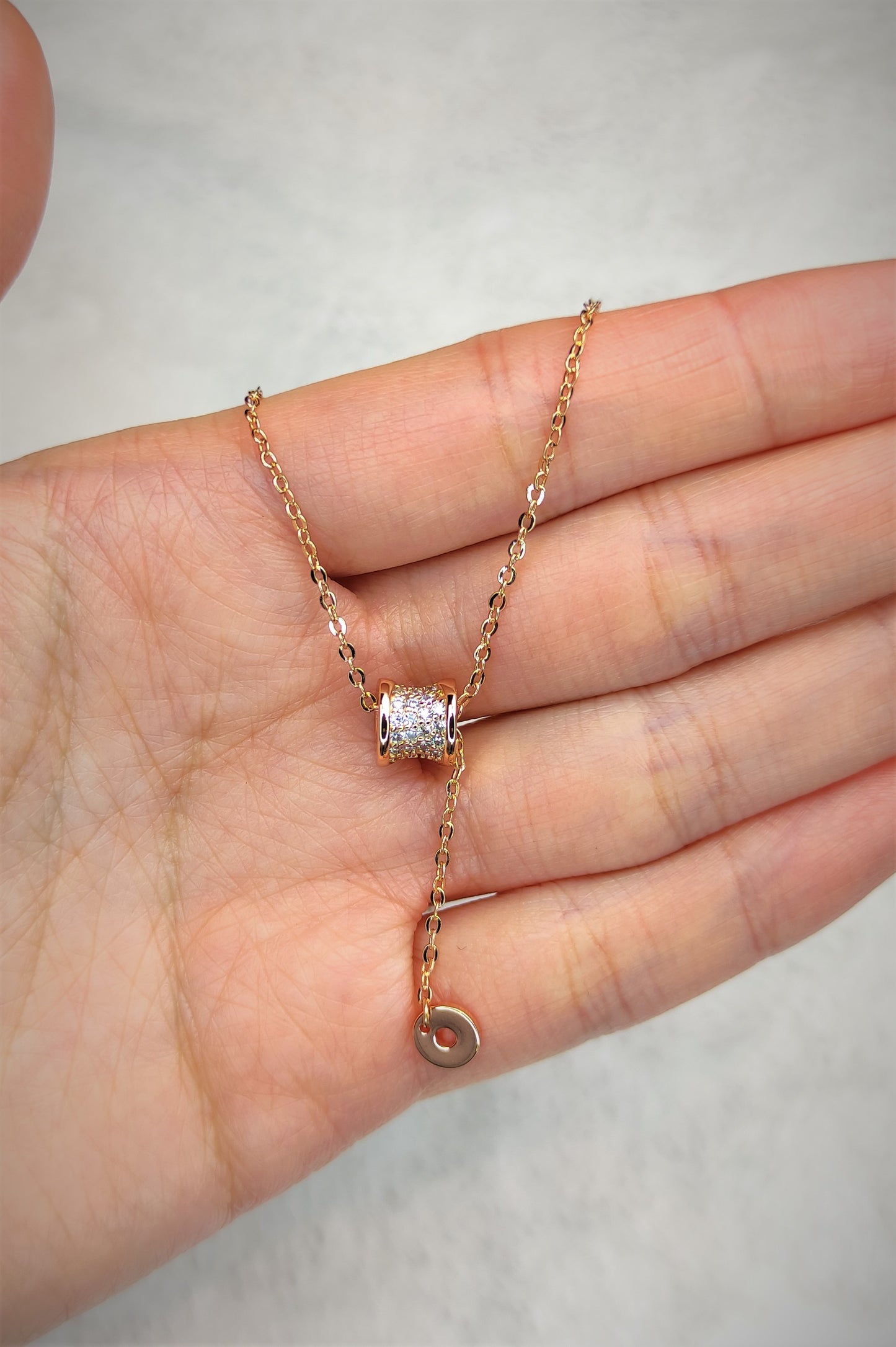 Lange halskjede med zirkonia i gullfarge