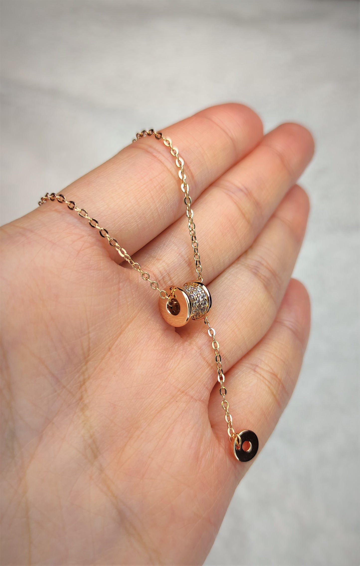 Lange halskjede med zirkonia i gullfarge