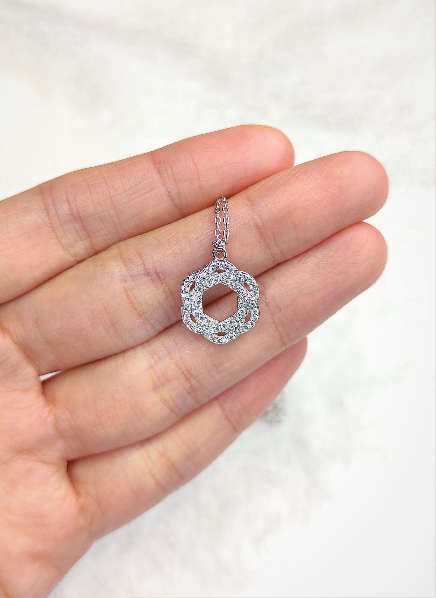 Halskjede med zirkonia