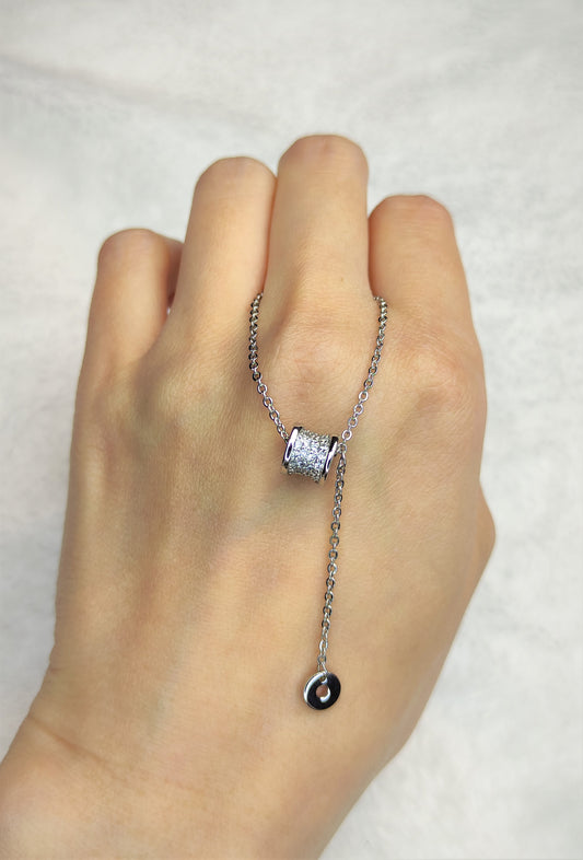 Lange halskjede med zirkonia i sølvfarge