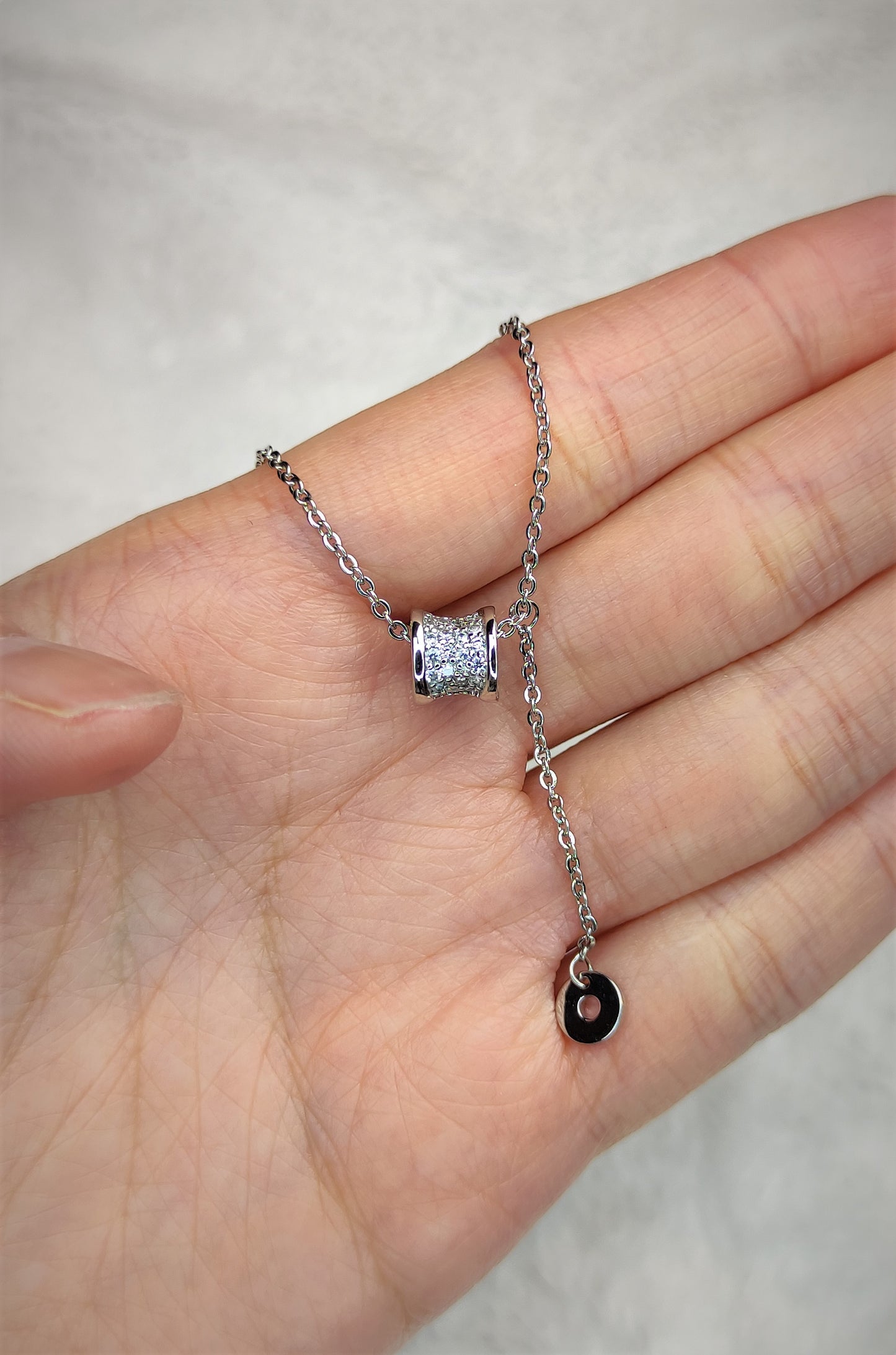 Lange halskjede med zirkonia i sølvfarge