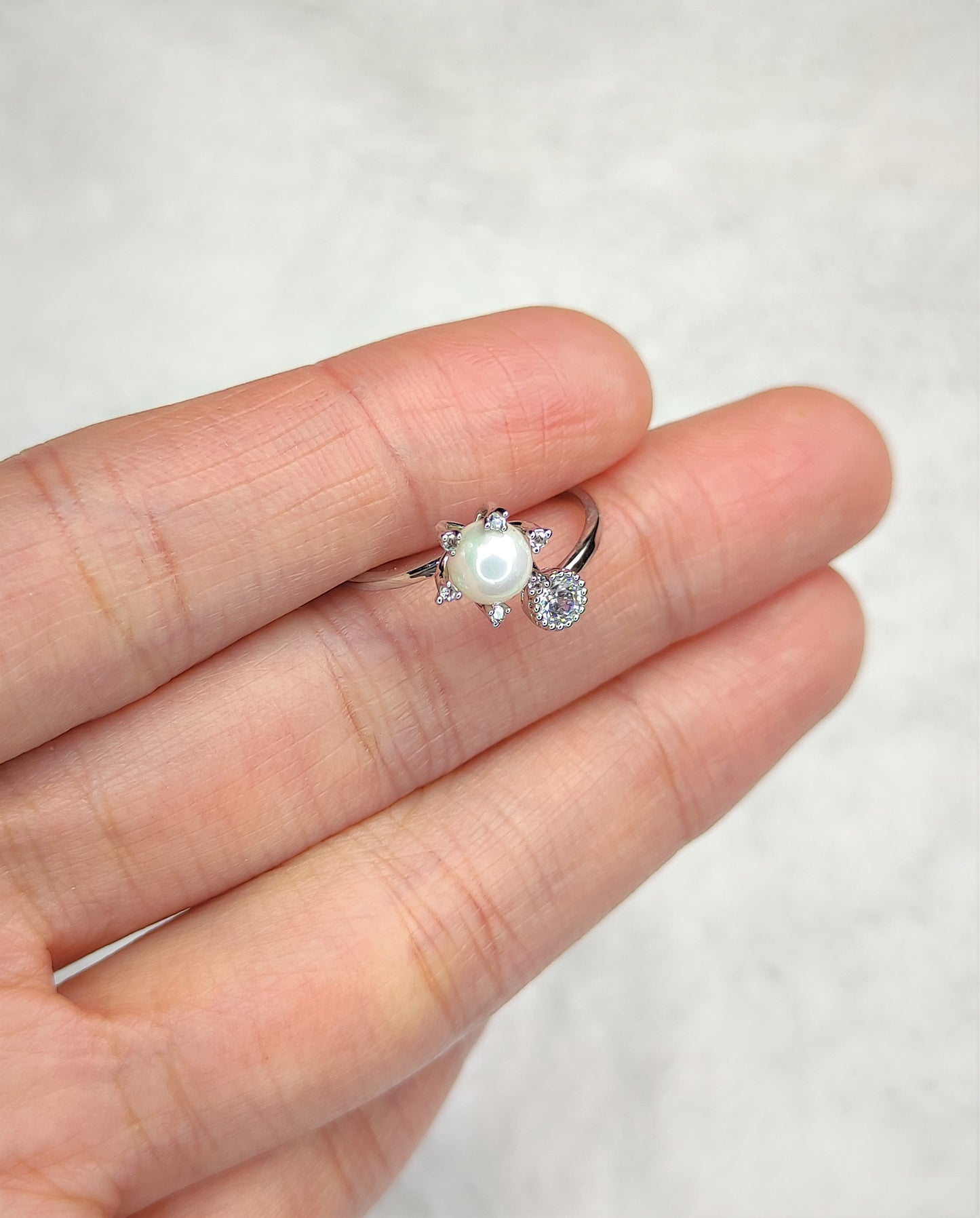 Ring med perle og zirkonia