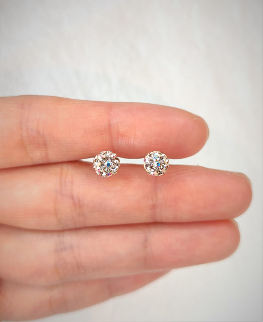 Små øredobber med zirkonia