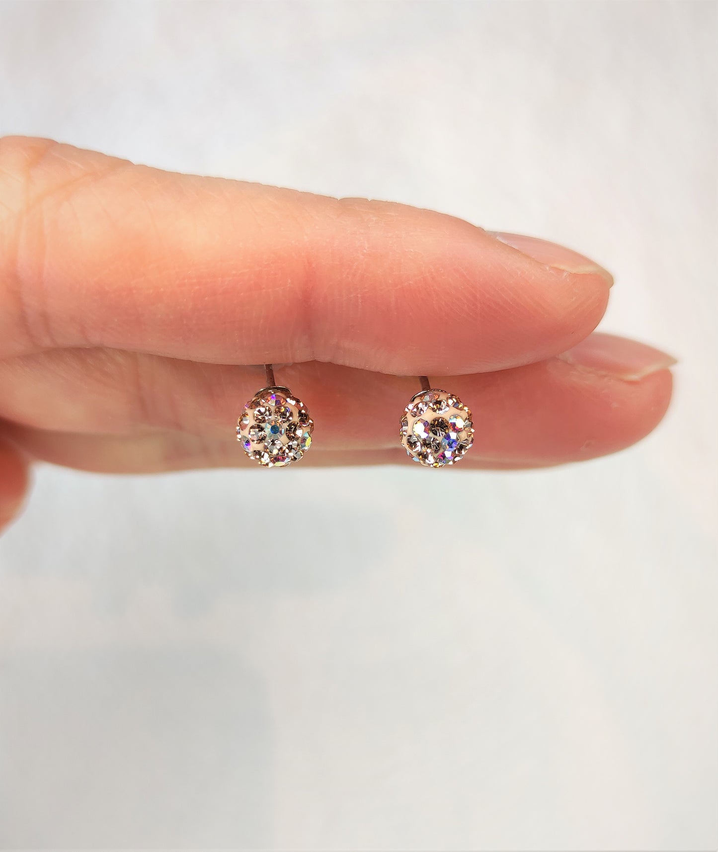 Små øredobber med zirkonia