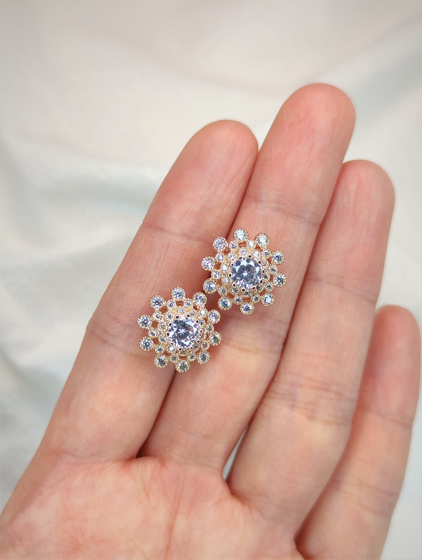 Blomster øredobber med zirkonia