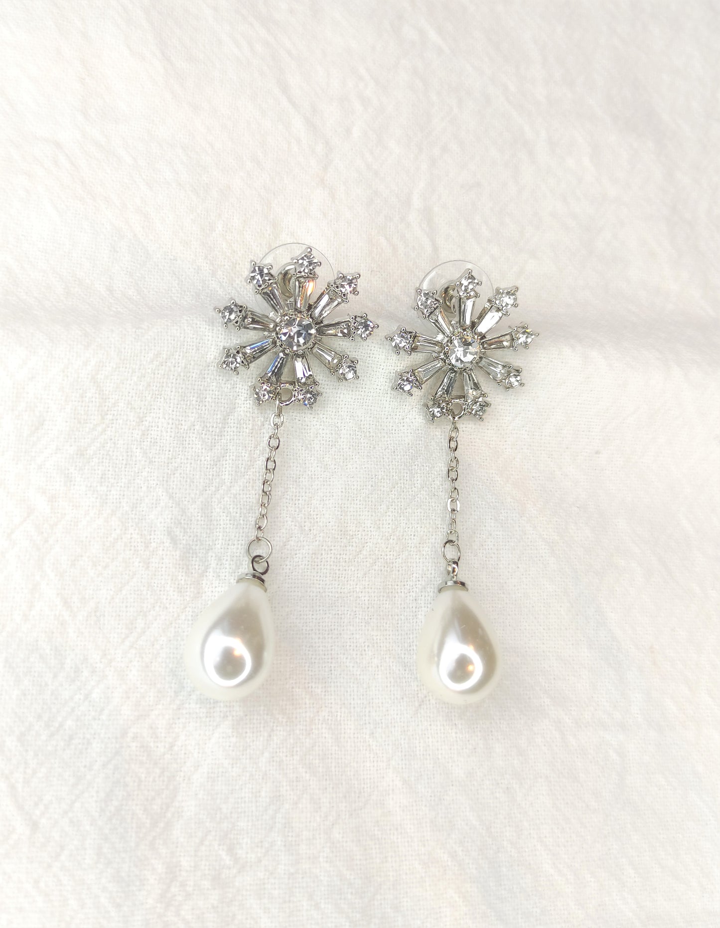 Blomster øredobber med perler i dråpeform