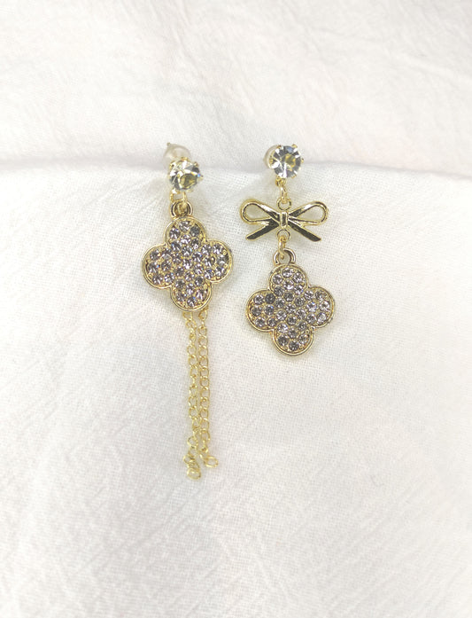 Øredobber med firkløver og sløyfe