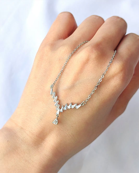 Halskjede med V-formet zirkonia