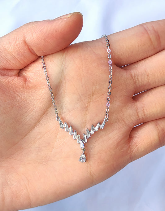 Halskjede med V-formet zirkonia