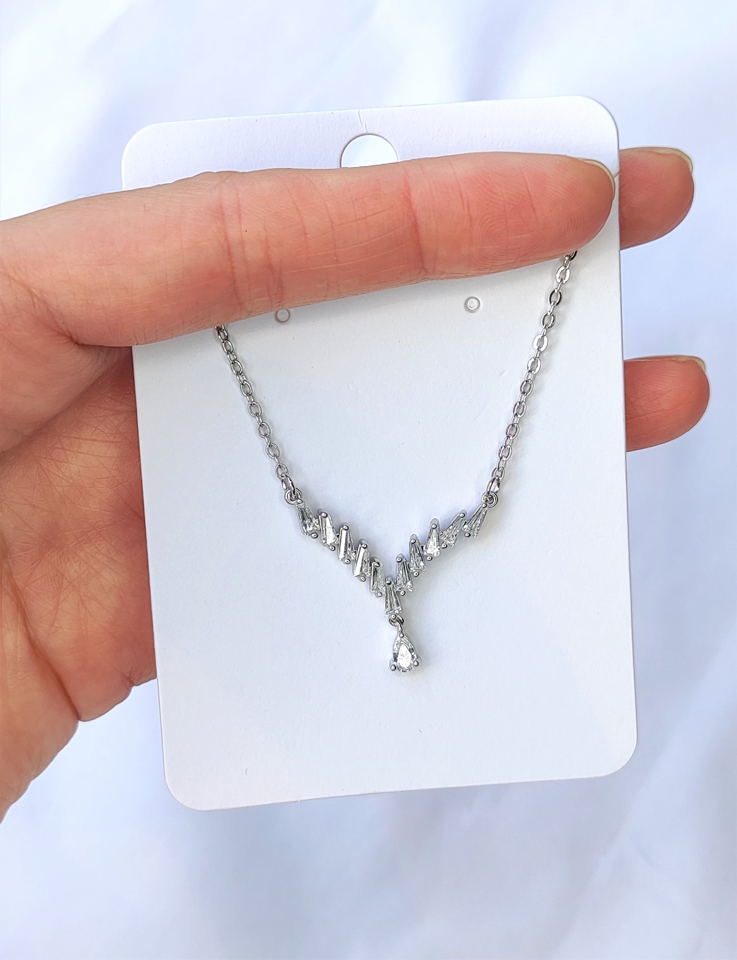 Halskjede med V-formet zirkonia